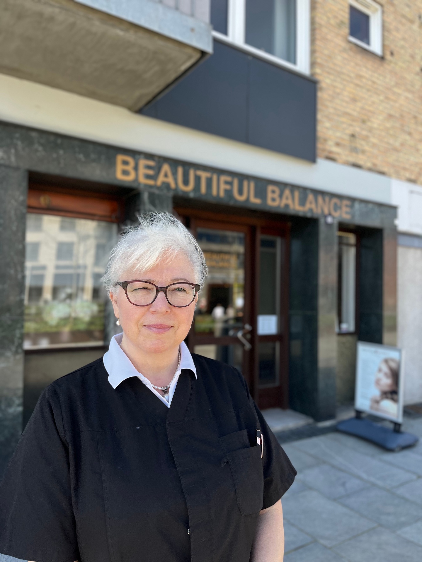 Beautiful Balance facade på Østervold 40 i Randers, med Lise-Lotte foran indgangen