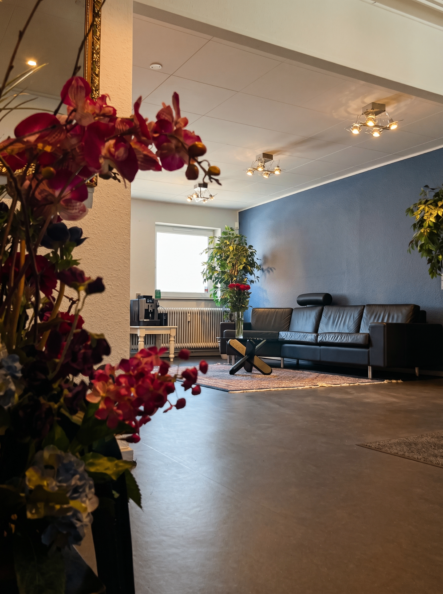Hyggeligt venteværelse med sofa hos Beautiful Balance